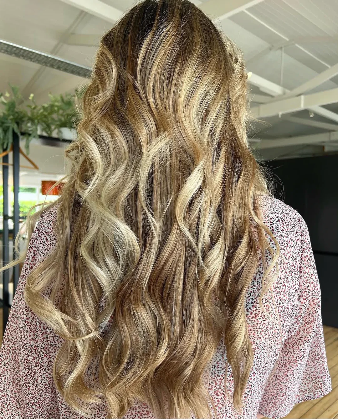 Dimensional blonde waves
