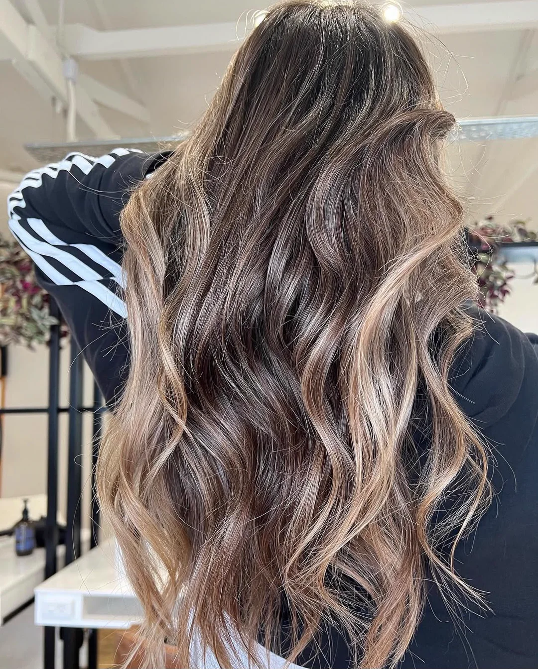 Highlighted brunette waves